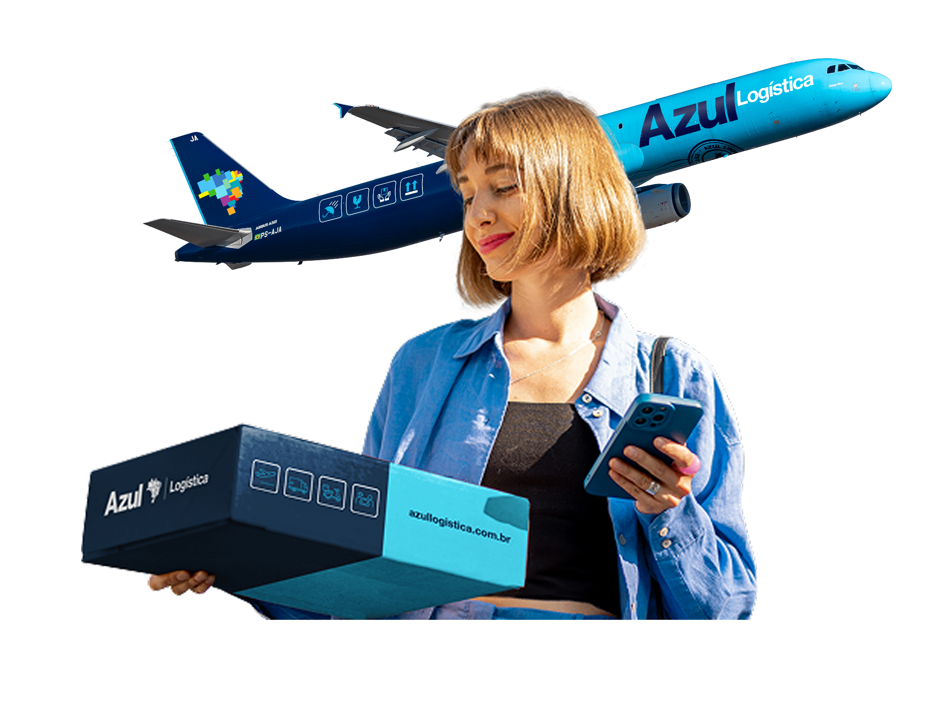 Mulher segurando caixa da Azul Logística com aeronave cargueira ao fundo
